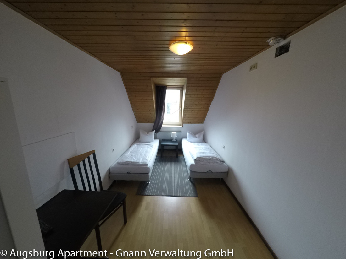 Zweibettzimmer mit Dachschräge in einer Monteurwohnung in Augsburg