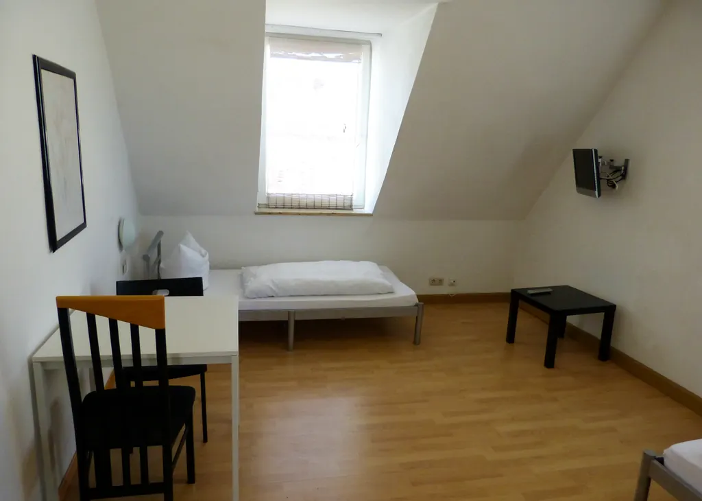 Zimmer mit Dachschräge, Bett und Schreibtisch, Monteurzimmer Augsburg II (ST5-200)