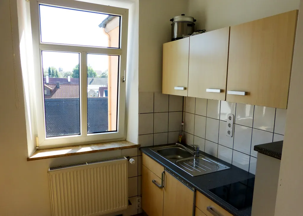 Küchenzeile mit Spüle und Kochfeld am Fenster, Monteurzimmer Augsburg III (ST5-300)