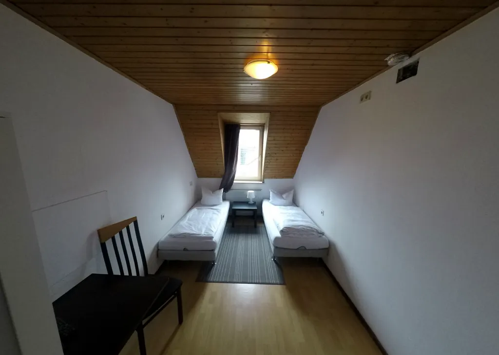 Zweibettzimmer unter Holzdecke, Monteurzimmer Augsburg IV (ST5-400)
